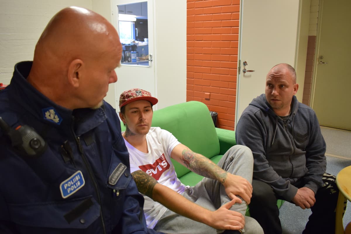 Aluepoliisi Vesa Jauhiainen keskustelee nuoriso-ohjaajien Joonas Tuomisen (kesk.) ja Petteri Viitasen kanssa.