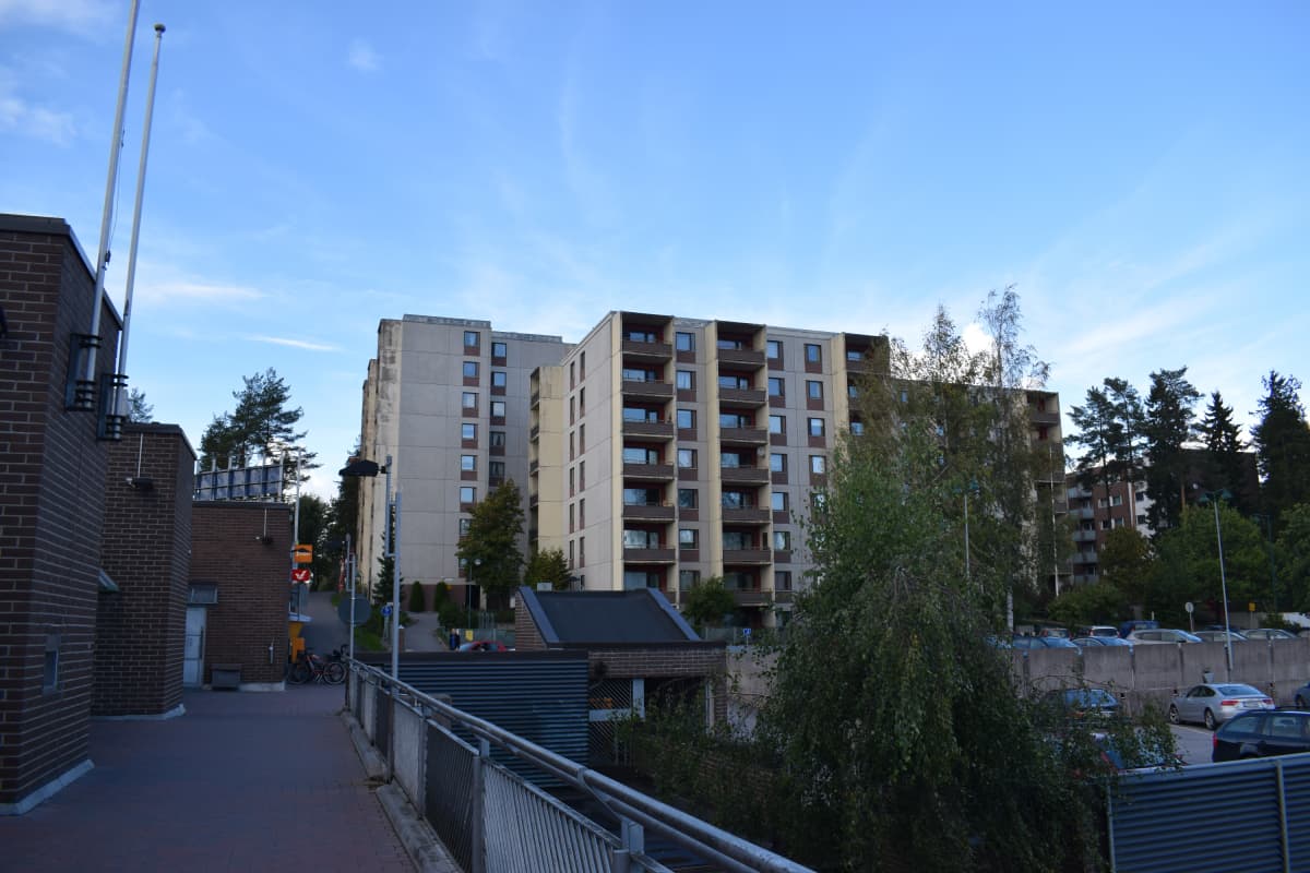 Varissuon liikekeskus ja kerrostaloja