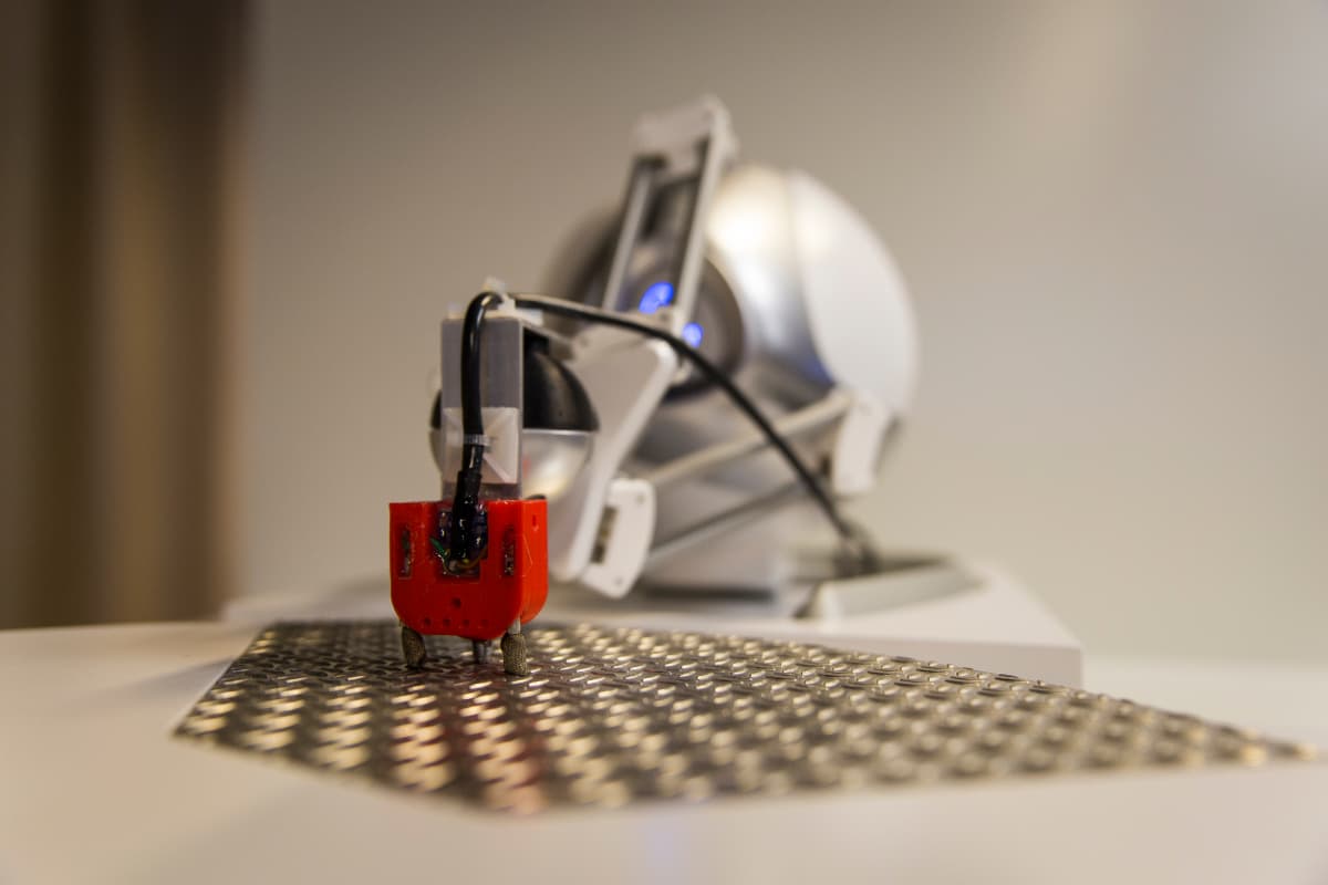 Etäohjattavalla robotilla käyttäjä voi tuntea sormissaan jopa pintojen eroja.