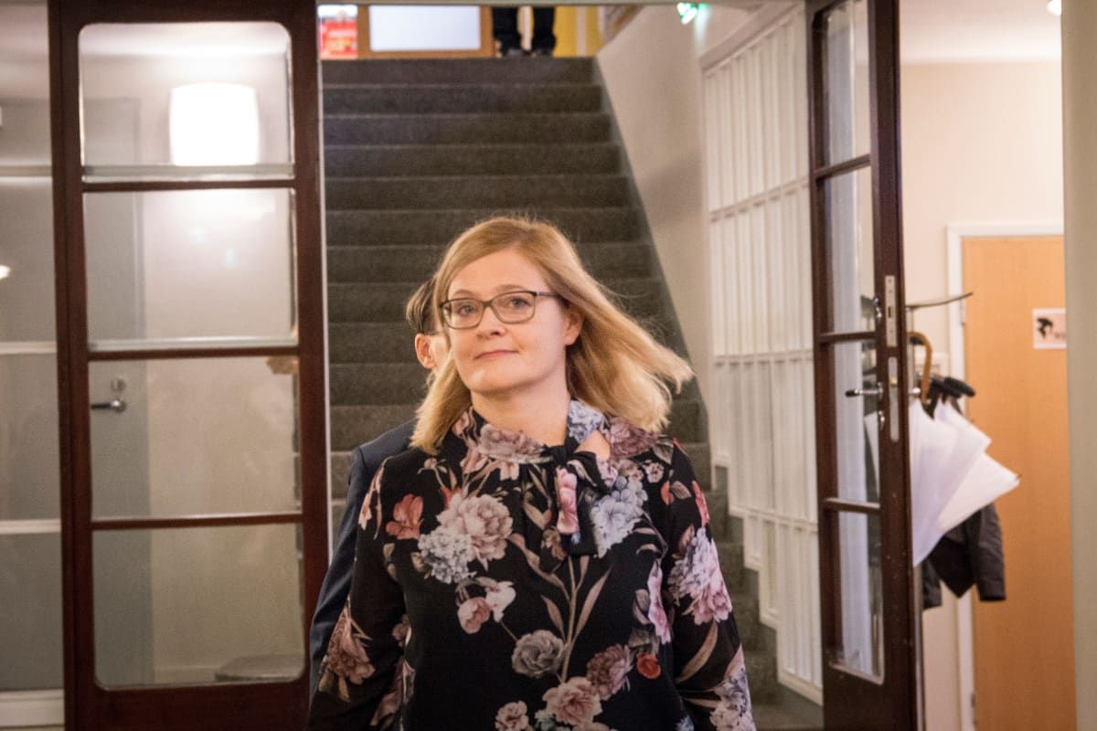 Anna Mäkelä saapui oikeuteen viimeisenä ja käveli suoraan saliin.