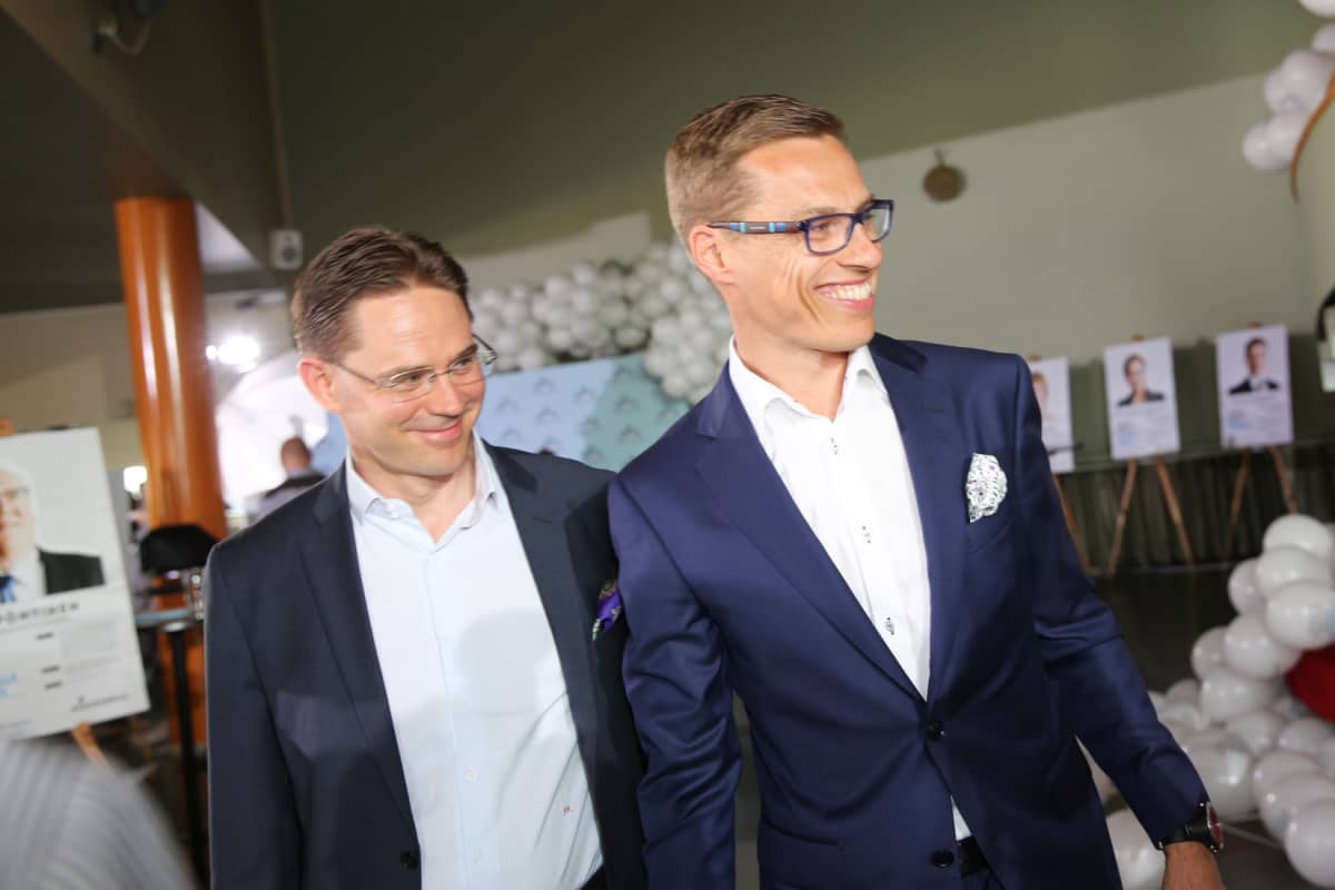 Jyrki Katainen ja Alexander Stubb 2014 Kokoomuksen europarlamenttivaalien vaalivalvojaisissa.