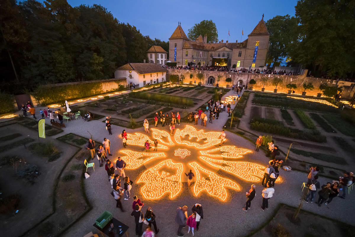 Osa Espanjalaisen taiteilijan Muman installaatiosta "Flowers of Fire", joka koostui 50 000 kynttilästä. Toteutukseen tarvittiin 660 vapaaehtoista sytyttämään kynttilät eri puolilla Pranginsin linnan aluetta Sveitsissä. Tapahtumalla juhlistettiin Sveitsin kansallismuseon ranskankielisen osaston 20-vuotispäivää.