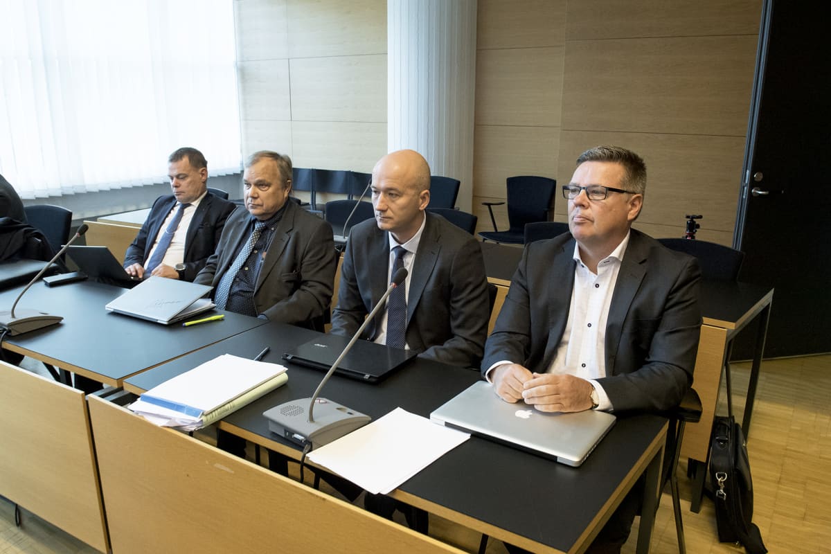 Robin Lardot (vas.) ja Jari Aarnio (oik.), asianajajat välissä.