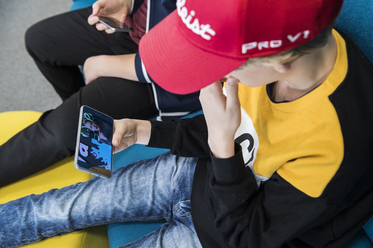 Pojat katsovat kännykästä YouTubea