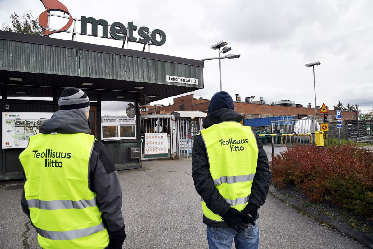 Lakkovahteja Metso Mineralsin tehtaalla Tampereella 3. lokakuuta.