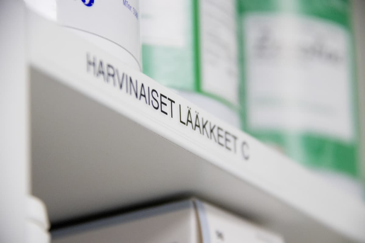 Kalliita lääkkeitä varaston hyllyllä.
