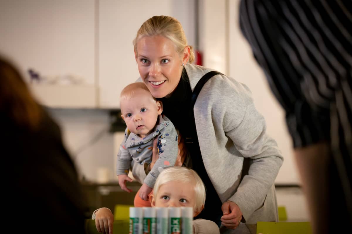 Seitsenkuinen Ilona-vauva seuraa tarkasti tapahtumia äitinsä Kukka-Maaria Sysimetsän sylistä. Kaksivuotias Eemeli pärjää jo melkein omillaan.