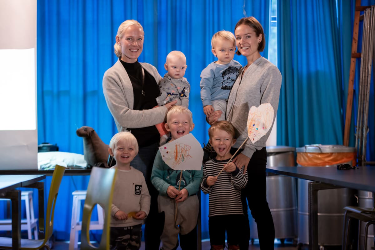 Tässä valmiit taideteokset! Vasemmalla Kukka-Maaria Sysimetsä, Ilona, Eemeli ja Valtteri. Oikealla Nora Jaatinen, Elias ja Matias.