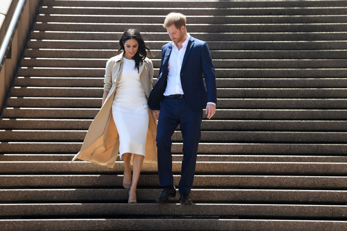 Britannian prinssi, Sussexin herttua Harry ja hänen vaimonsa, Sussexin hertuatar Meghan laskeutuvat Sydneyn oopperatalon portaita.