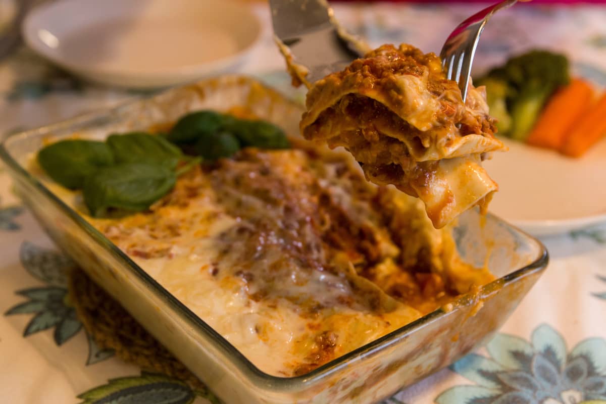 Lähikuvassa kypsä lasagne vuoassa.