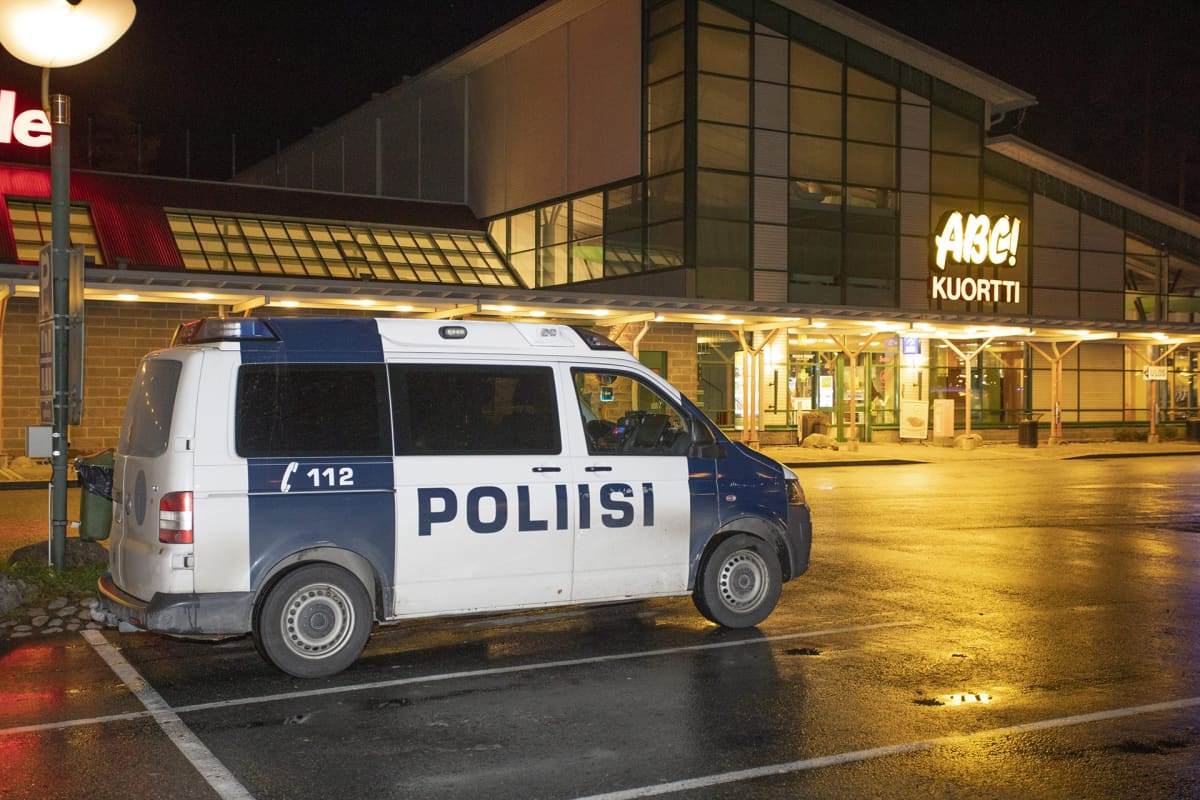 Poliisi ja puolustusvoimat eristivät tutkittavaa aluetta Kuortin ABC-asemalla Pertunmaalla 19. lokakuuta.