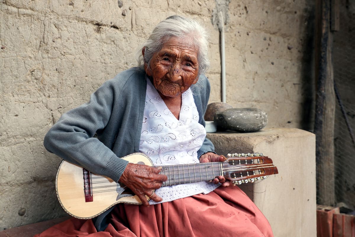 Bolivialaisten keskuudessa Mama Juliana tunnettu Julia Flores Qolque soitti charangoa kotinsa edustalla Sacabassa 25. lokakuuta. Sacaban kaupunki haluaa, että Julia Flores Qolque huomioitaisiin ikänsä puolesta Guinnesin ennätyksissä Bolivian ja samalla maailman vanhimpana ihmisenä, 118-vuotiaana.