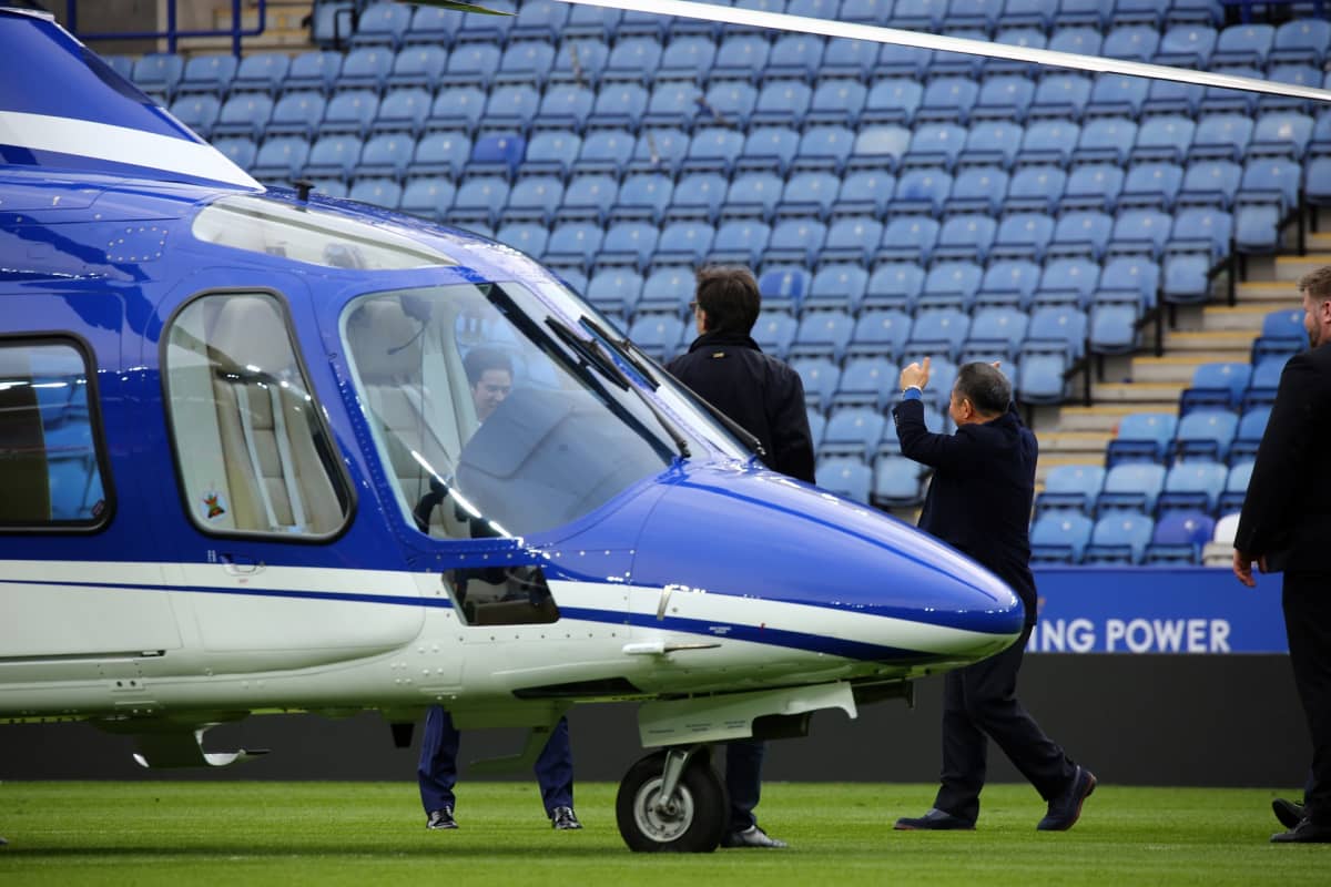 Leicester City -jalkapallojoukkueen omistaja Vichai Srivaddhanaprabha nousemassa helikopteriinsa 3. huhtikuuta 2016.