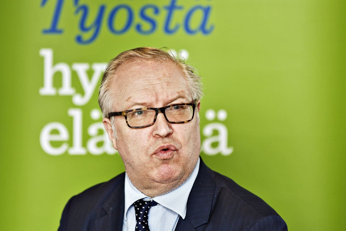 Akavan puheenjohtaja Sture Fjäder Akavan tiedotustilaisuudessa Helsingissä vuonna 2017.