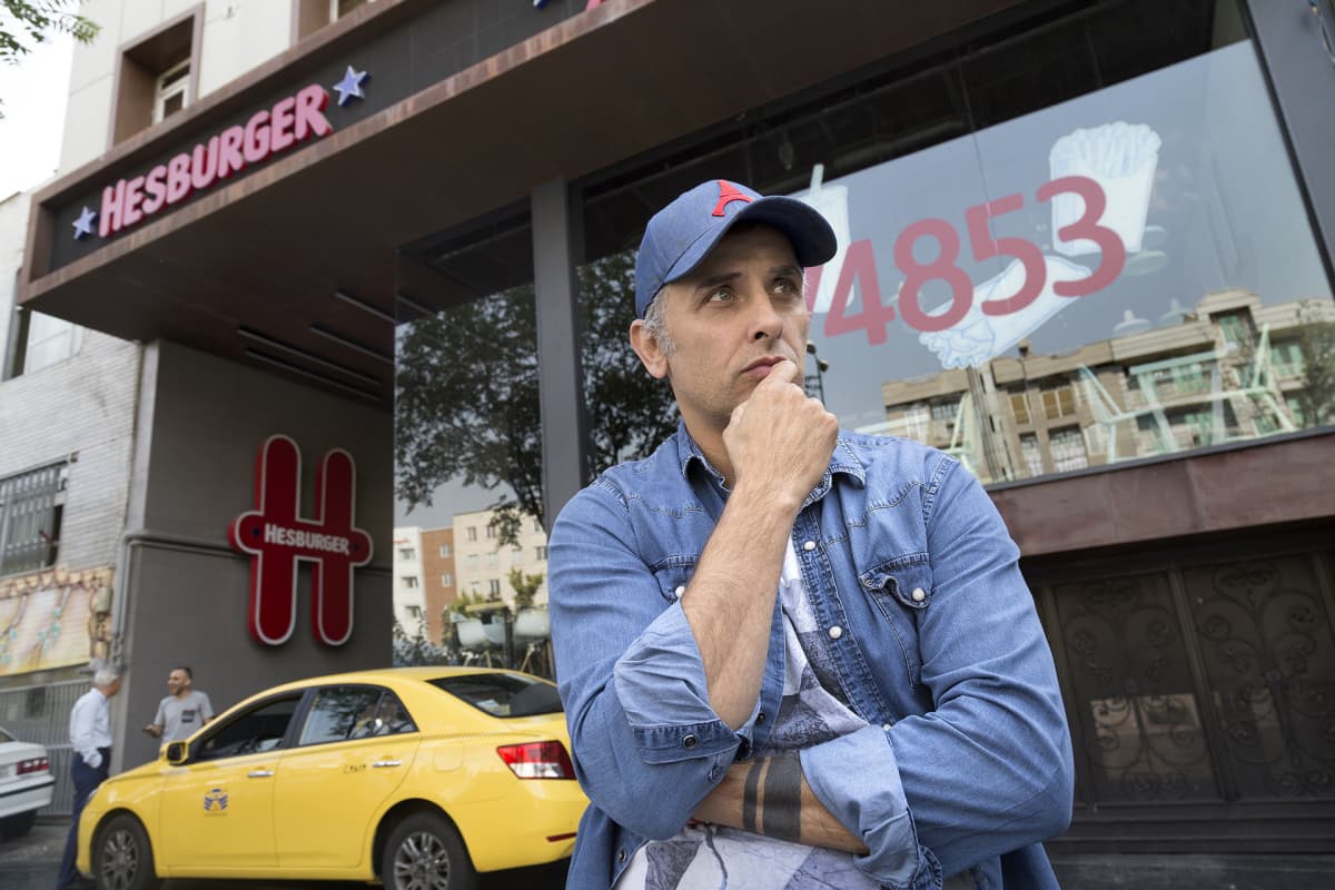 Reza Rouh Gandom Teheranin Hesburgerin edessä