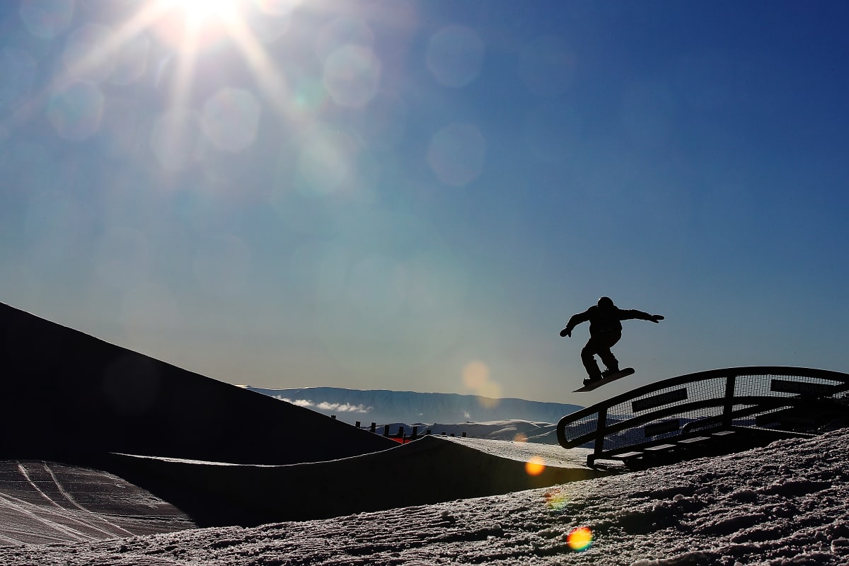 Rene Rinnekangas reilissä slopestyle-radalla.