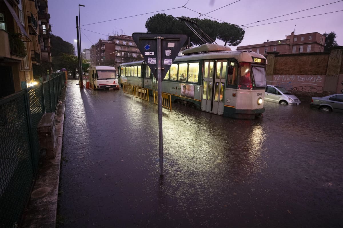 Tiet tulvivat Roomassa ja metroasemia on jouduttu sulkemaan.