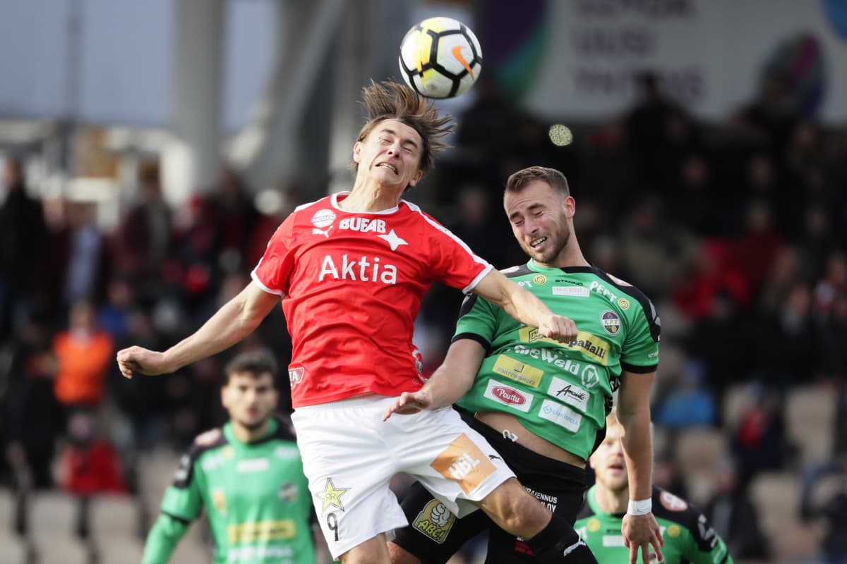 HIFK:n Pekka Sihvola (vas.) ja KPV:n Patrick Byskata jalkapallon Ykkösen ottelussa, 2018.