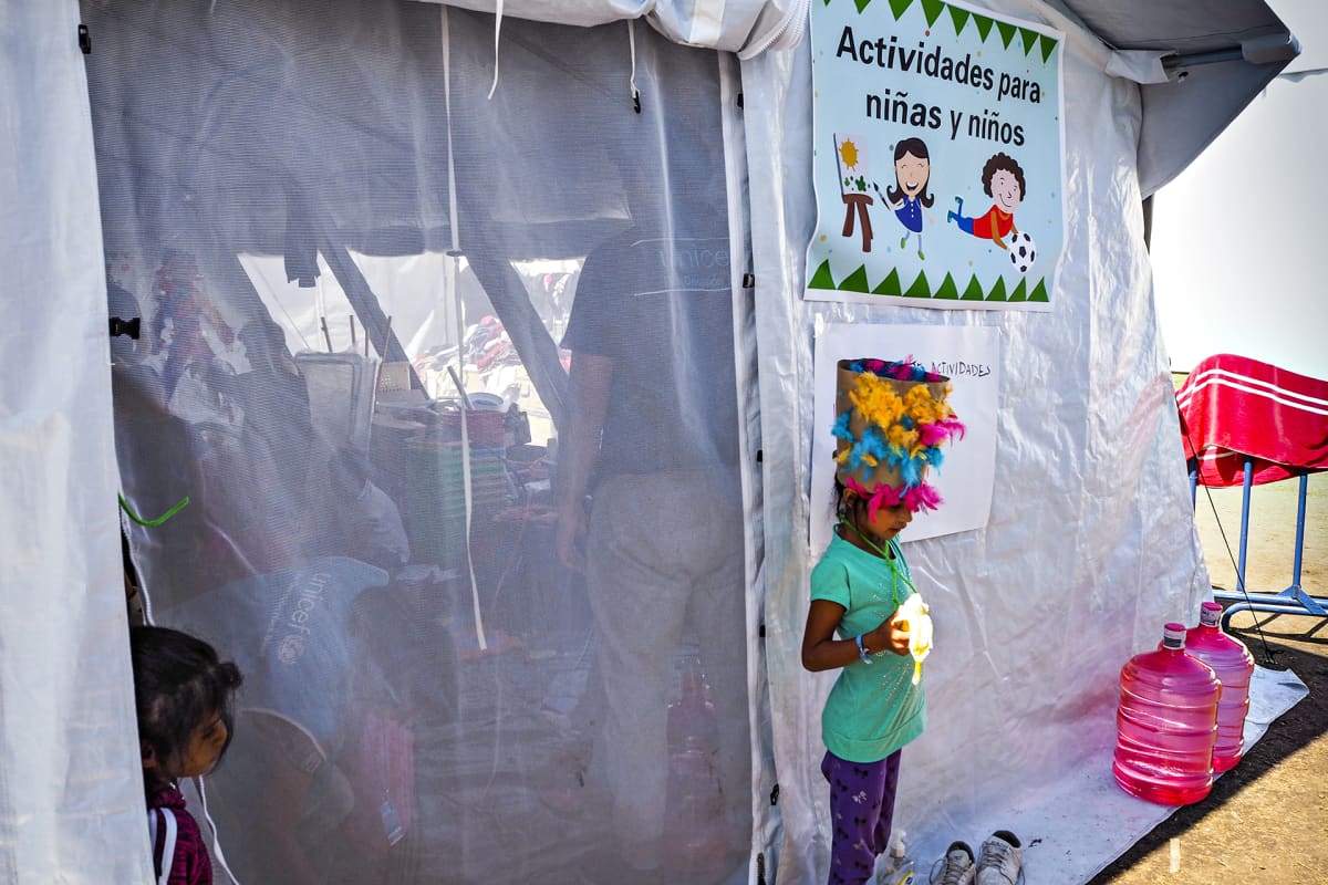 Karavaaniin osallistuva tyttö on askarrellut itselleen päähineen Unicefin teltassa.