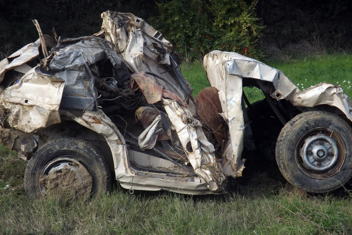 Tulvassa tuhoutunut auto.