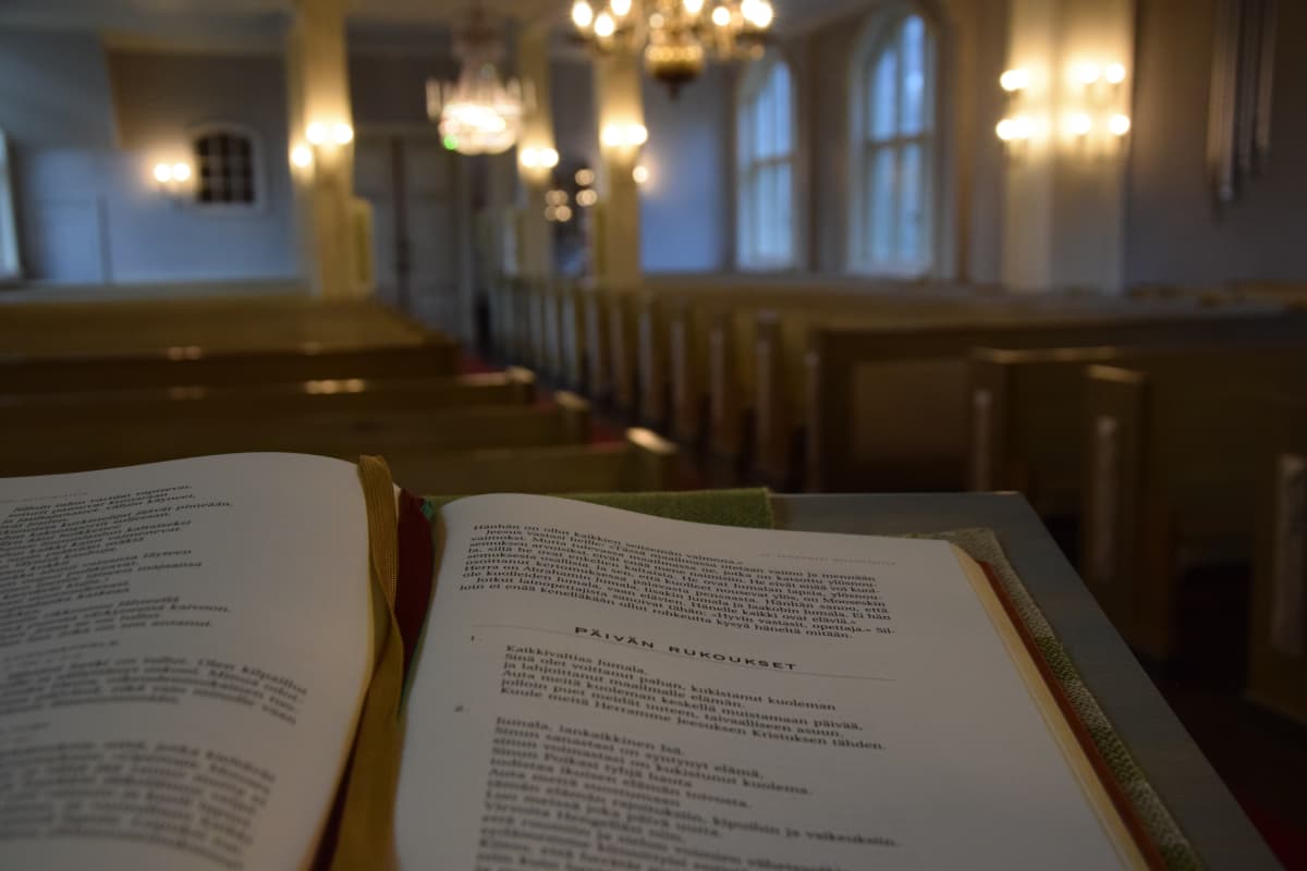 Auran kirkko sisältä, rukouskirja ja kirkkosali, Aura