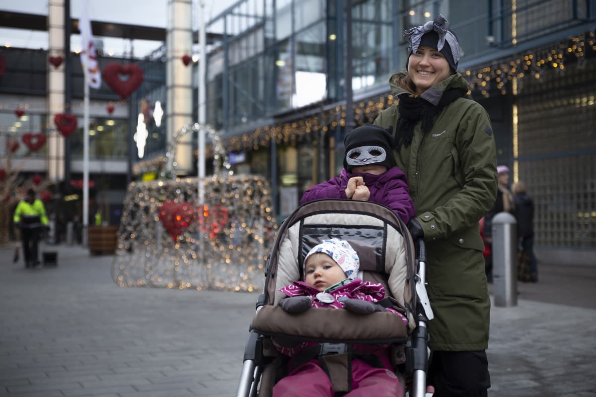 Linda, Ilona ja Taika Kankainen nauttivat Tallinnan aukion jouluvalaistuksesta.