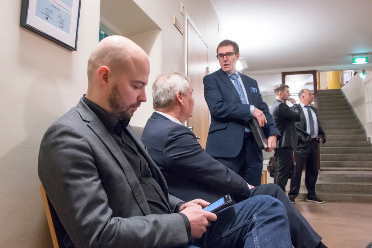 Mikko Kärnä, Antti Rinne ja Ari Aspia Lapin käräjäoikeudessa 19. marraskuuta.