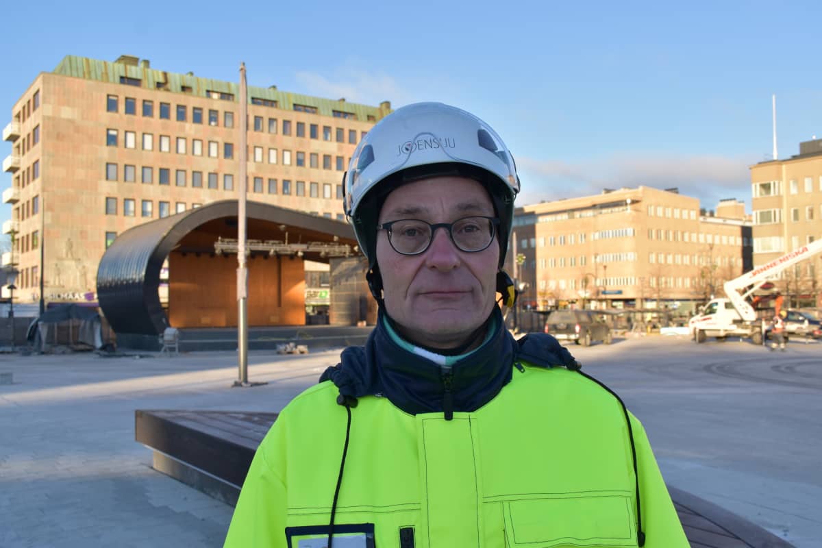 Kaupungininsinööri Ari Varonen Joensuun torilla.