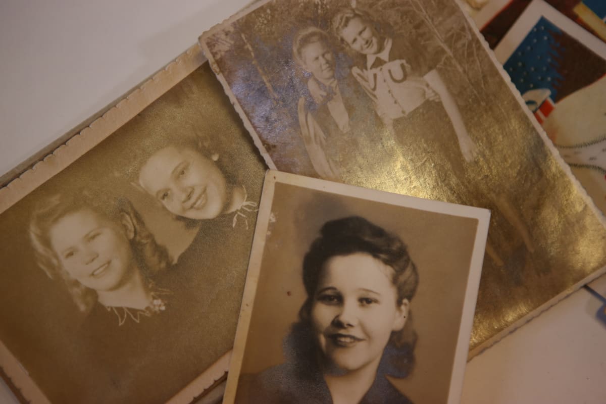 Eevi Jäppisen käsilaukusta löytyneitä valokuvia.