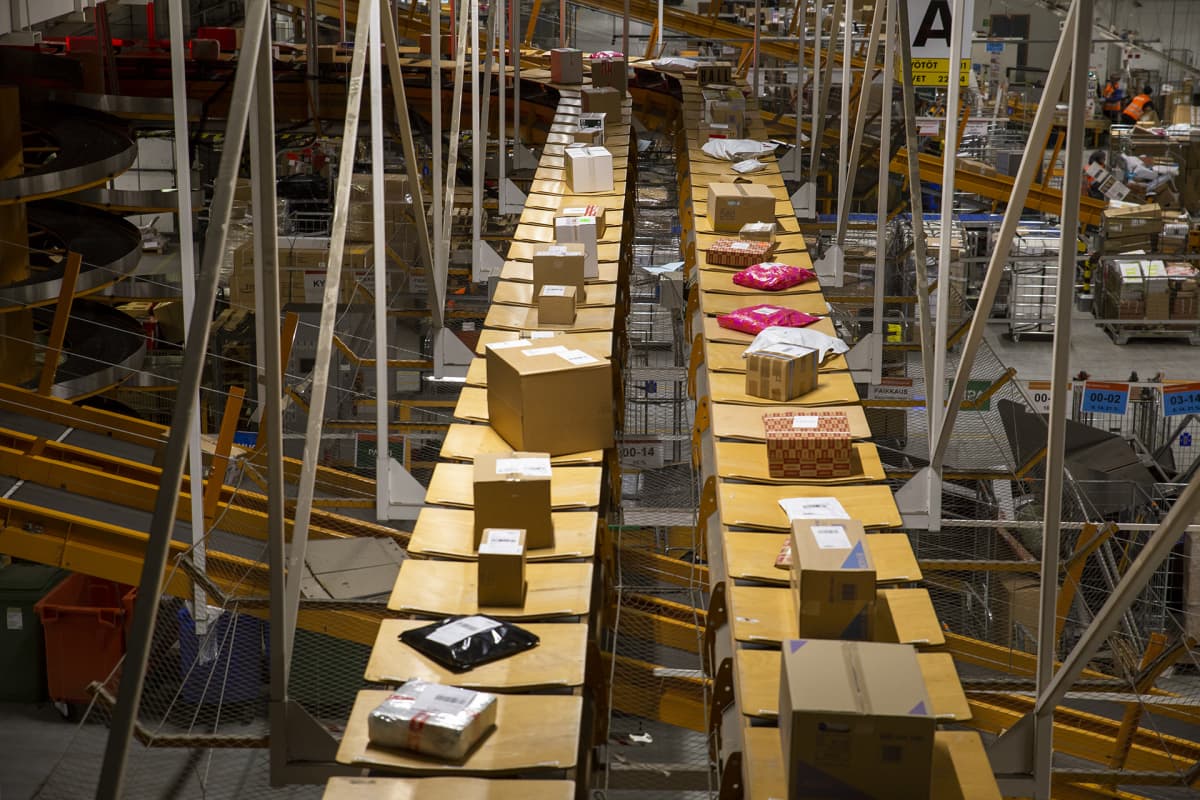Postipaketteja Helsingin postin lajittelukeskuksessa