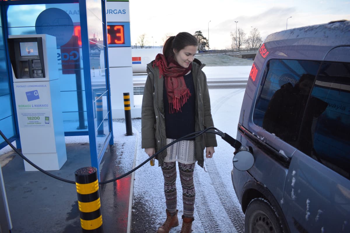Natalie Helenius on jo tottunut kaasuauton tankkaamiseen.