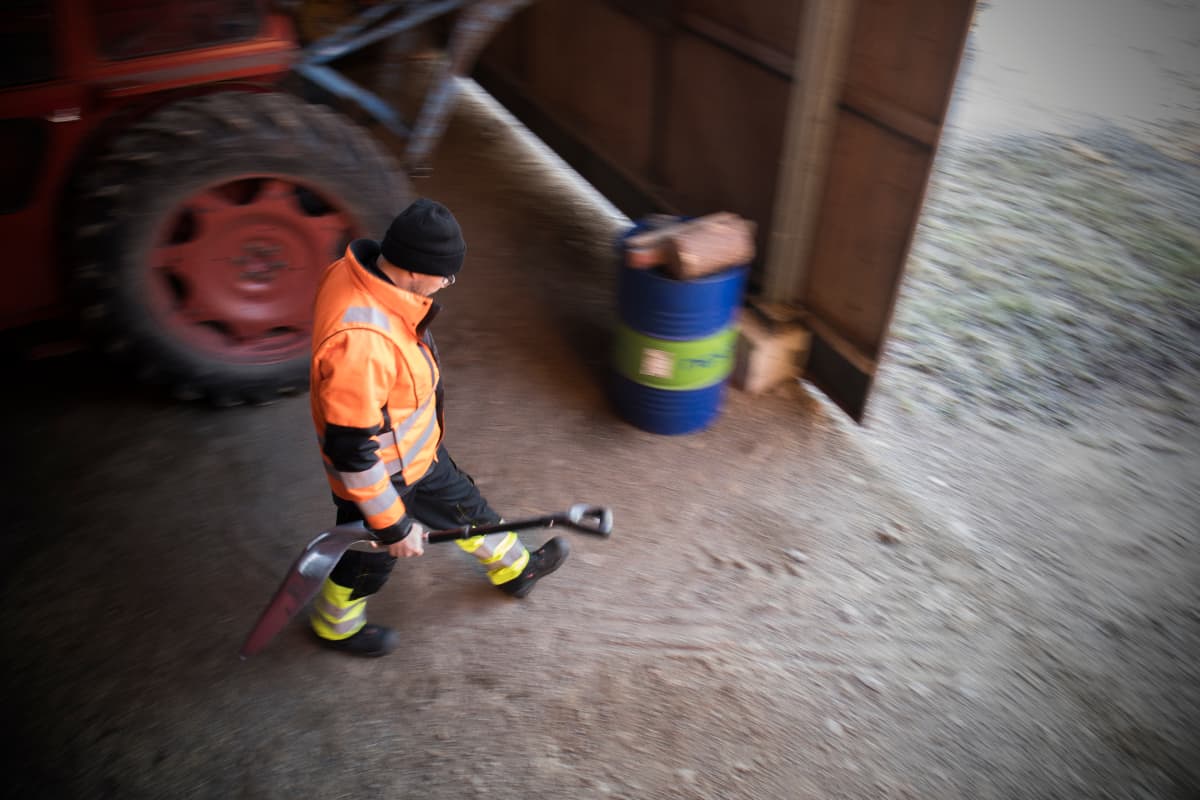 Juha Ketola harppoo traktoritallissa