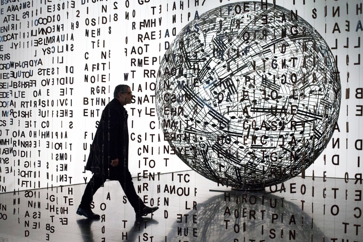 Espanjalainen taiteilija Jaume Plensa kävelee teostensa keskellä Barcelonan nykytaiteen museossa MACBA:ssa 29. marraskuuta.