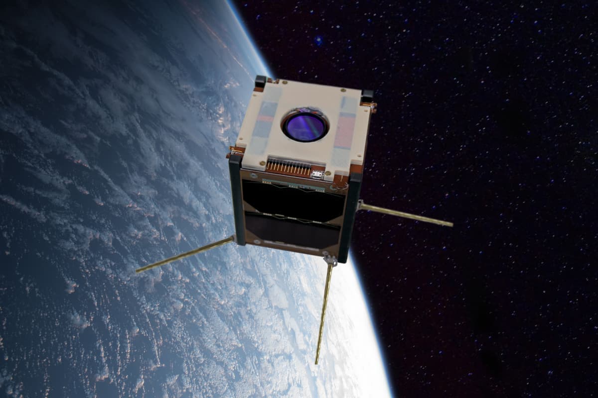 Suomi 100 -satelliitti renderointi avaruudessa