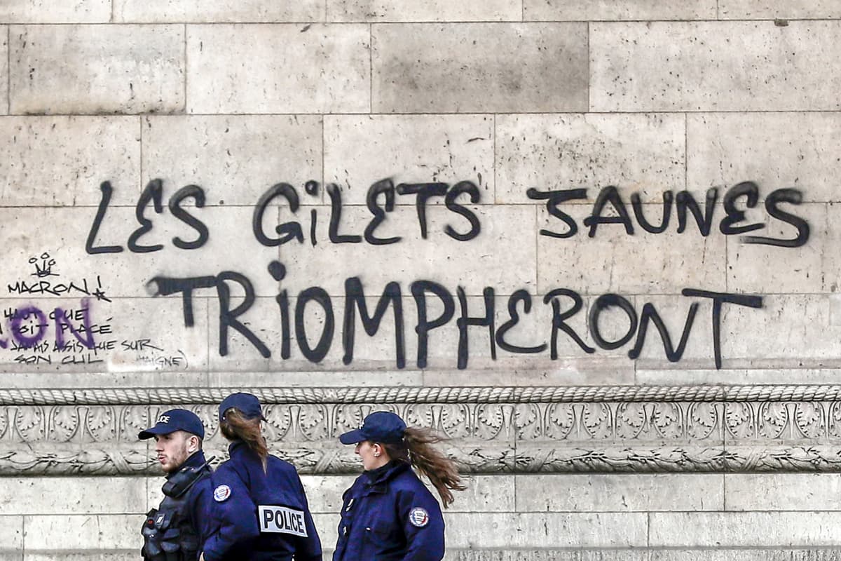 poliiseja seinäkirjoituksen luona