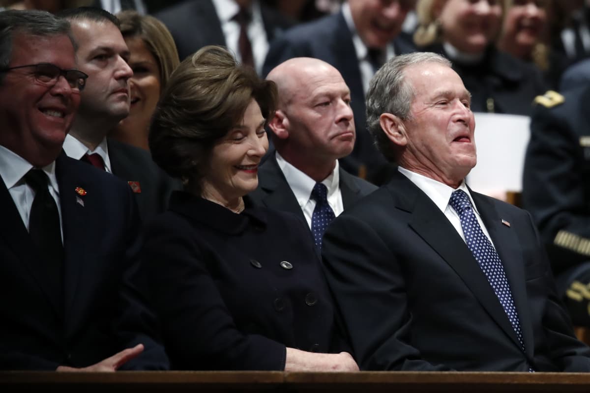 Yhdysvalloissa hautajaisetiketti ei aina vaadi vakavuutta. Kuvassa Yhdysvaltain 43:s presidentti George W. Bush ja puoliso Laura Bush.