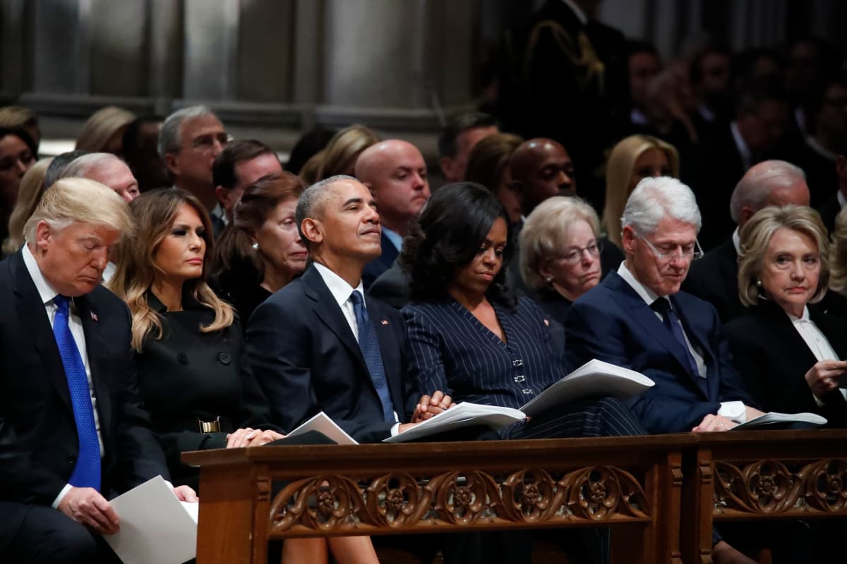 Presidentti George Bush vanhemman muistotilaisuuteen osallistuivat kaikki Yhdysvaltain elossa olevat presidentit ja heidän puolisonsa. Kuvasta puuttuu presidentti Jimmy Carter.