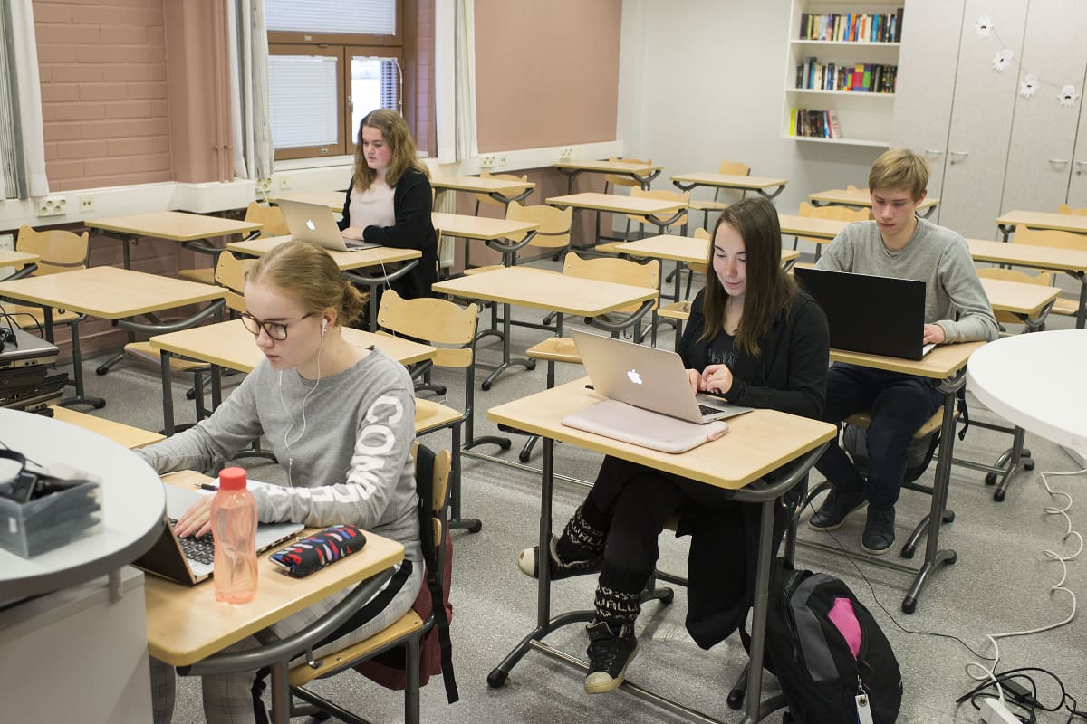 Kannuksen lukion oppilaita tekemässä äidinkielen koetta.