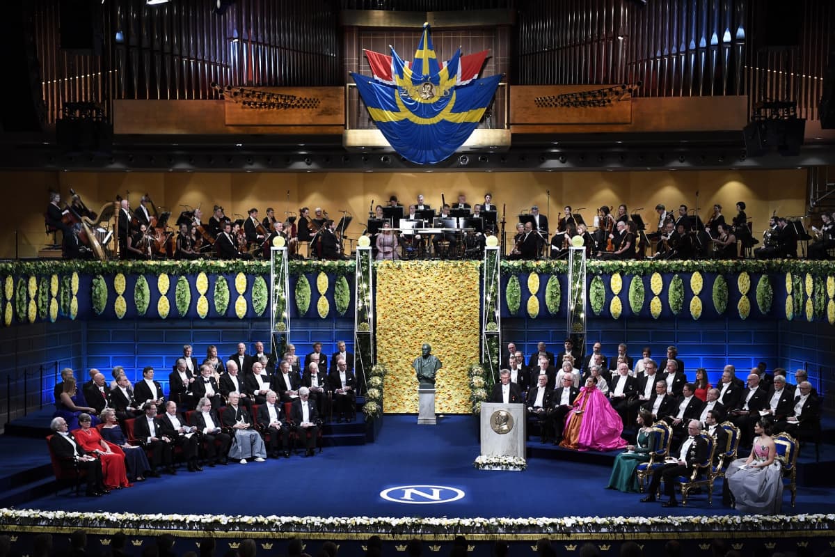 Nobel-palkitut ja Ruotsin kuninkaalliset palkintojen luovutustilaisuudessa Tukholmassa.