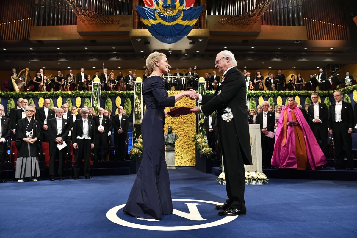 Kemian palkinnonsaaja Frances H. Arnold saa palkintonsa Ruotsin kuningas Kaarle XVI Kustaalta Tukholman konserttisalissa.