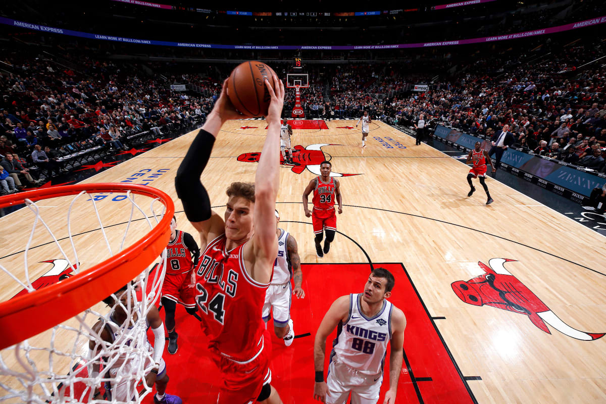 Lauri Markkanen donkkaa.