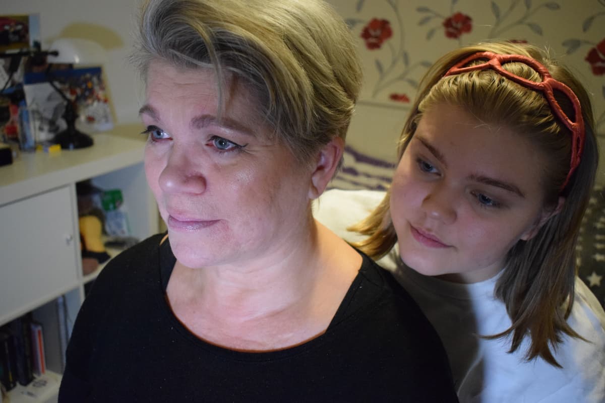 Satu Stenfors ja Susanna Jokinen toistensa meikkaamina.