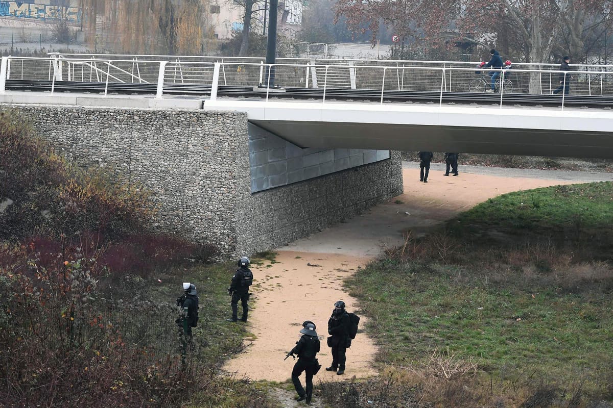 Ranskan poliisin erikoisjoukot etsivät epäiltyä Strasbourgissa.