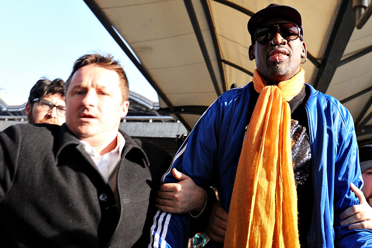 Vuonna 2014 otetussa kuvassa Michael Spavor (vas.) ja entinen koripalloilija Dennis Rodman (oik.) saapuvat Pekingin lentokentälle.