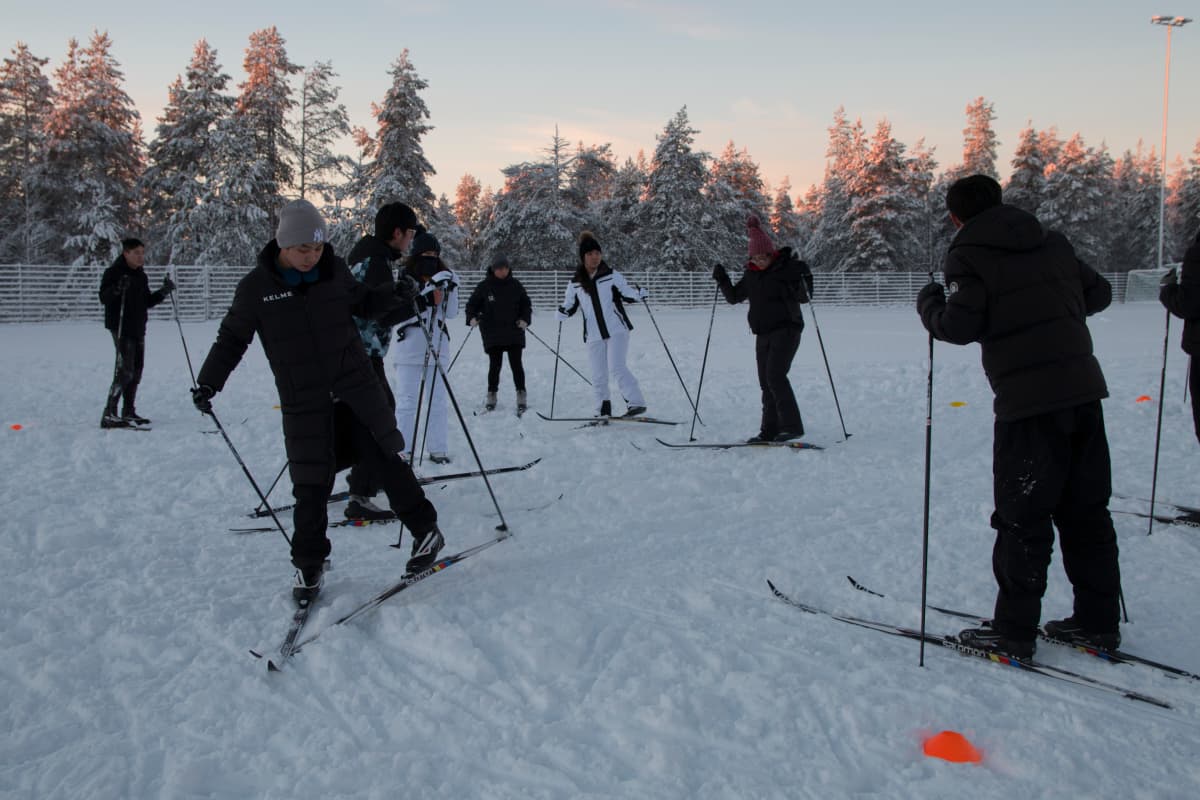 kiinalaiset opiskelijat harjoittelevat hiihtoa