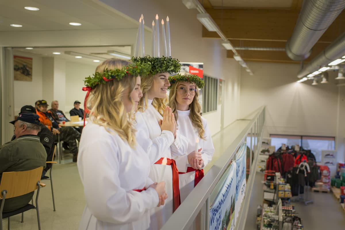 Lucia ja kynttiläneidot laulamassa