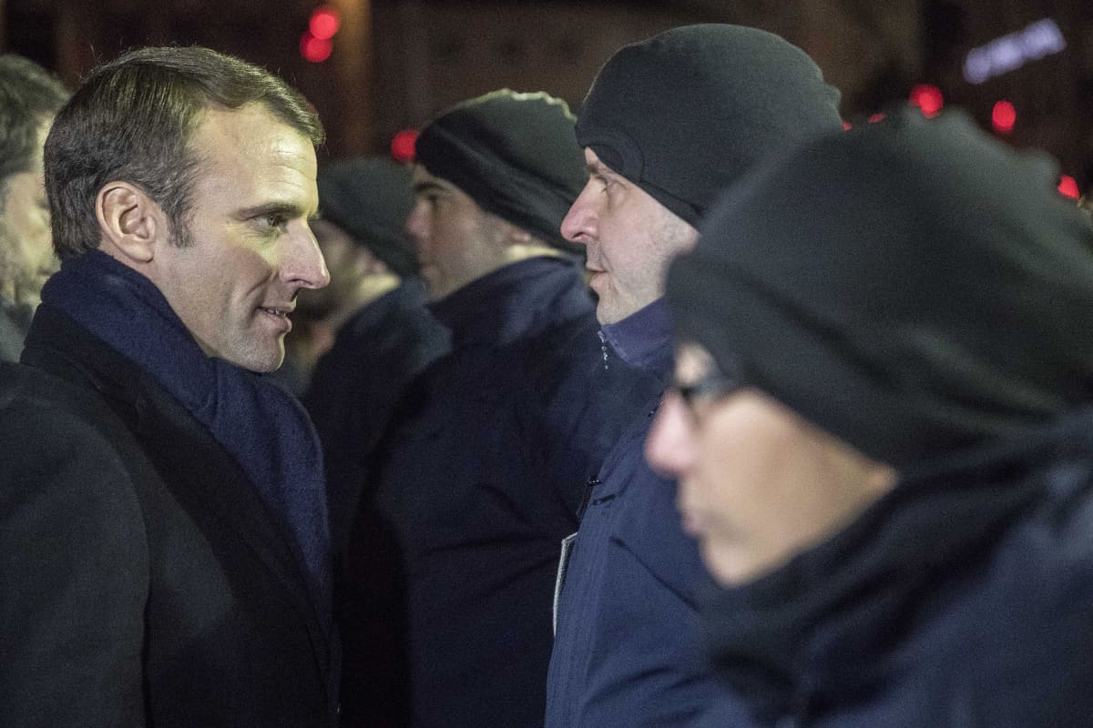 Presidentti Macron tapaa poliiseja vieraillessaan Strsabourgin terrori-iskupaikalla.