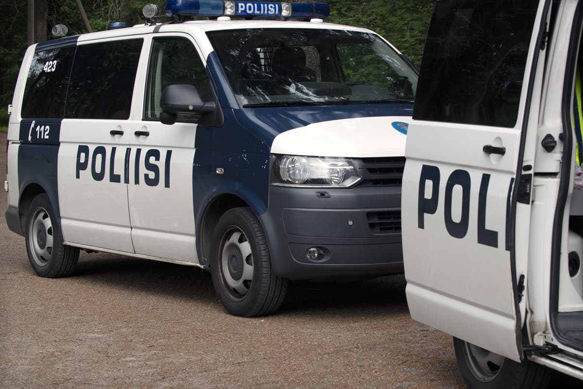 Poliisiautoja.