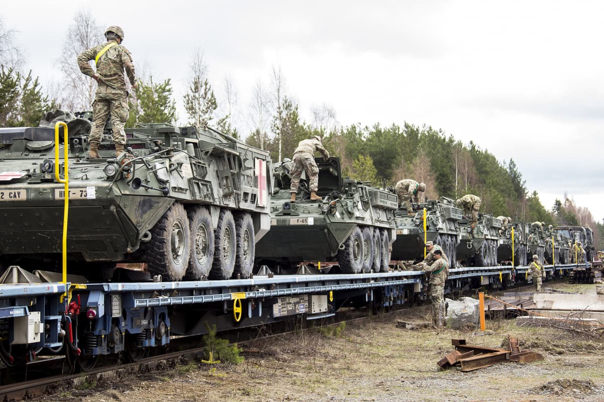 Stryker -miehistönkuljetusvaunuja puretaan kuljetuslavetilta.