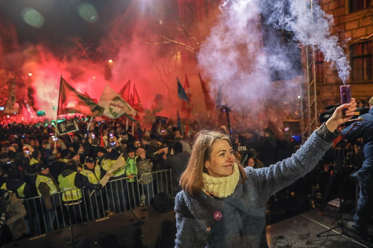 Mielenosoittajia Budapestin kadulla sunnuntaina.